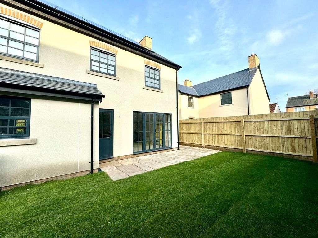 Property photo 3 of 11 Outside