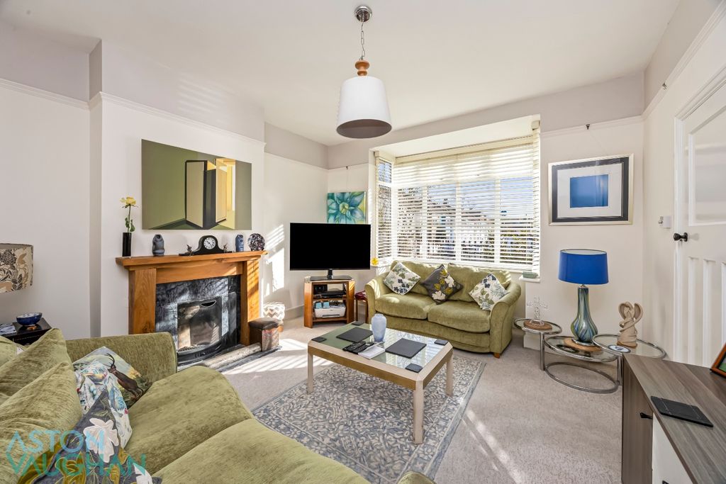 Property photo 2 of 25 4889543