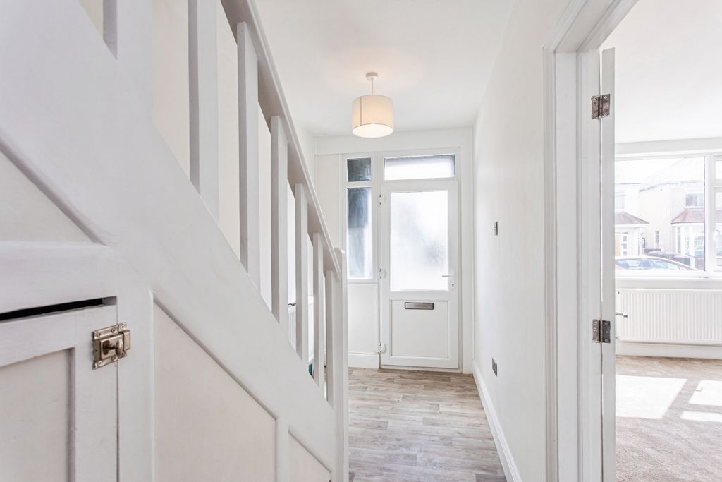 Property photo 2 of 20 Entrance Hall