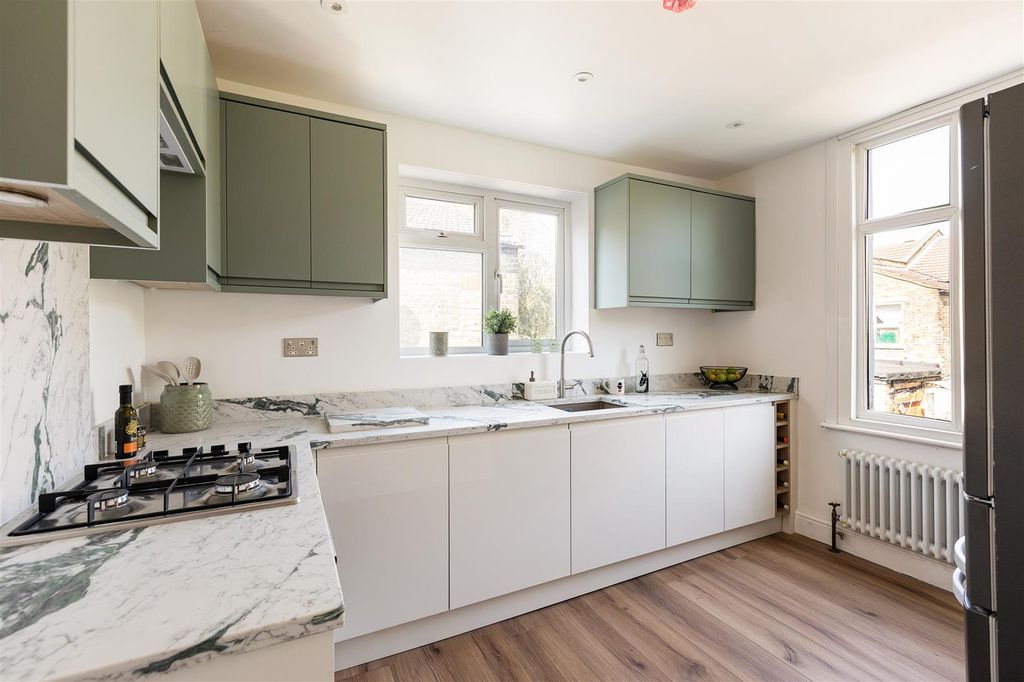 Property photo 3 of 22 Devonshire Road, E17