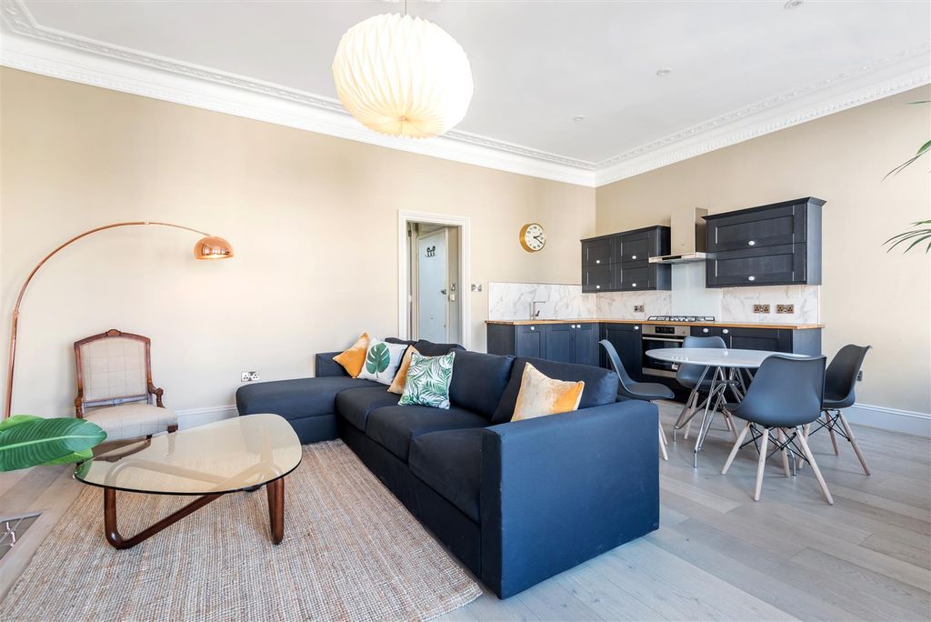 Property photo 2 of 6 Flat3,5Tr.Sittingroom.Jpg