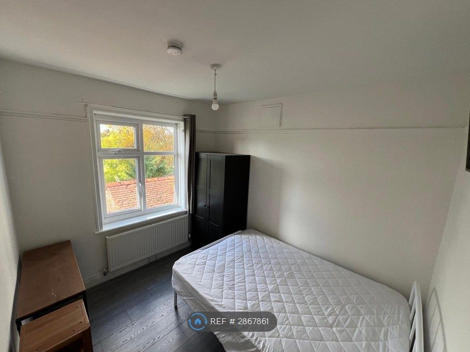 Property photo 1 of 13 Room 4