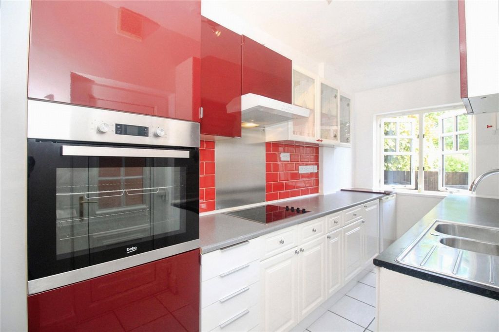 Property photo 2 of 9 Fitted Kitchen