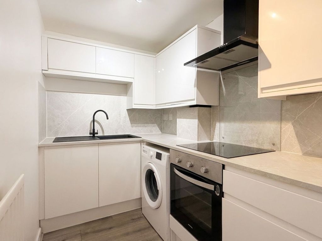 Property photo 2 of 10 Kitchen