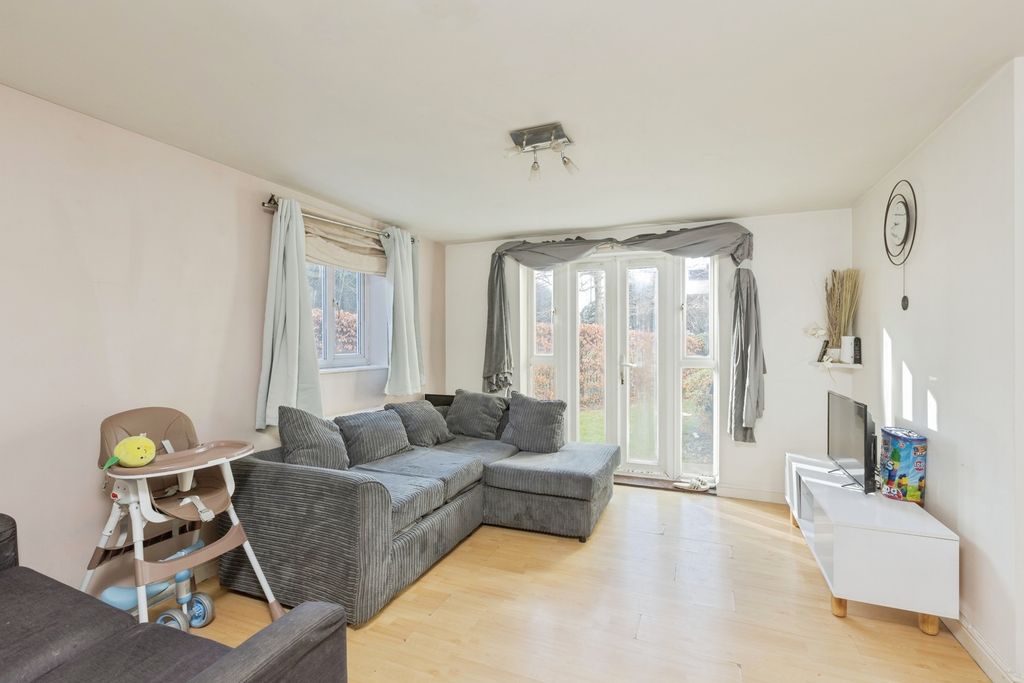 Property photo 2 of 11 Living Room