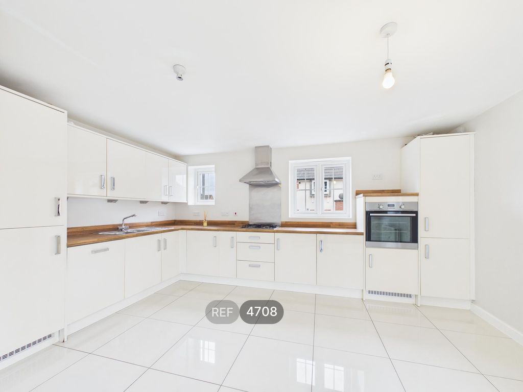 Property photo 3 of 28 Kitchen