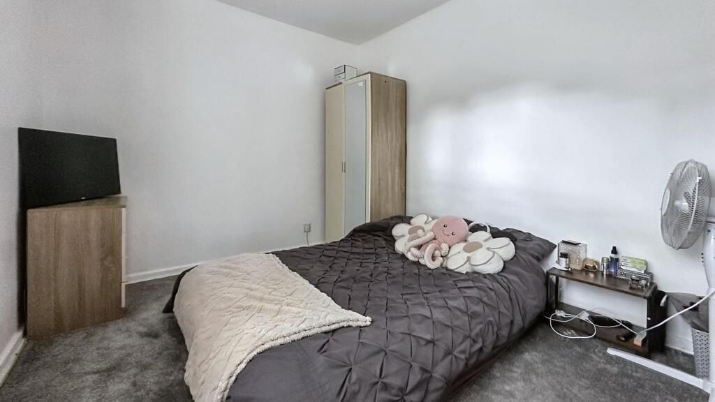 Property photo 1 of 6 A Spacious And Well-Maintained Master Bedroom Feat...