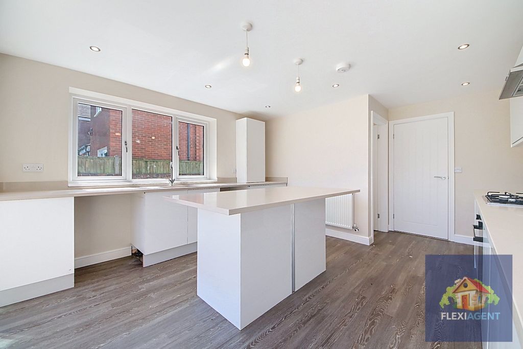 Property photo 2 of 17 4372432