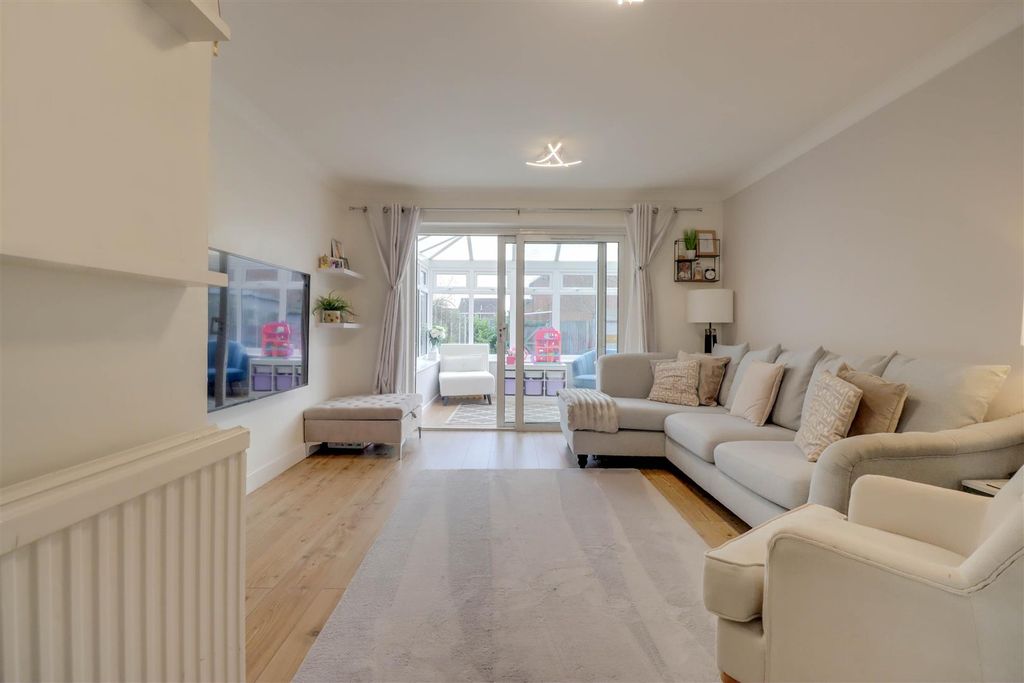 Property photo 3 of 18 34 Roding Way.Jpg