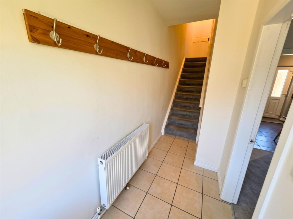 Property photo 2 of 14 21 Poplar - Hallway.Jpg