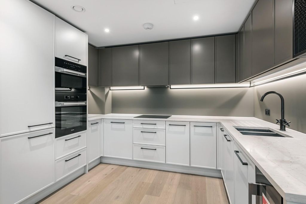 Property photo 3 of 16 Kitchen