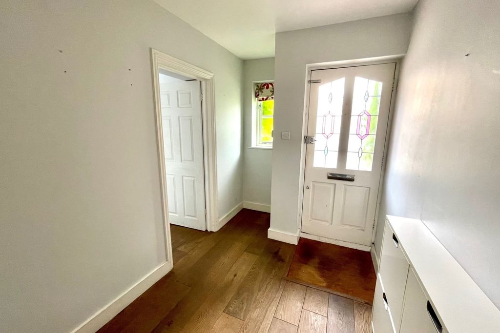 Property photo 2 of 18 Entrance Hall