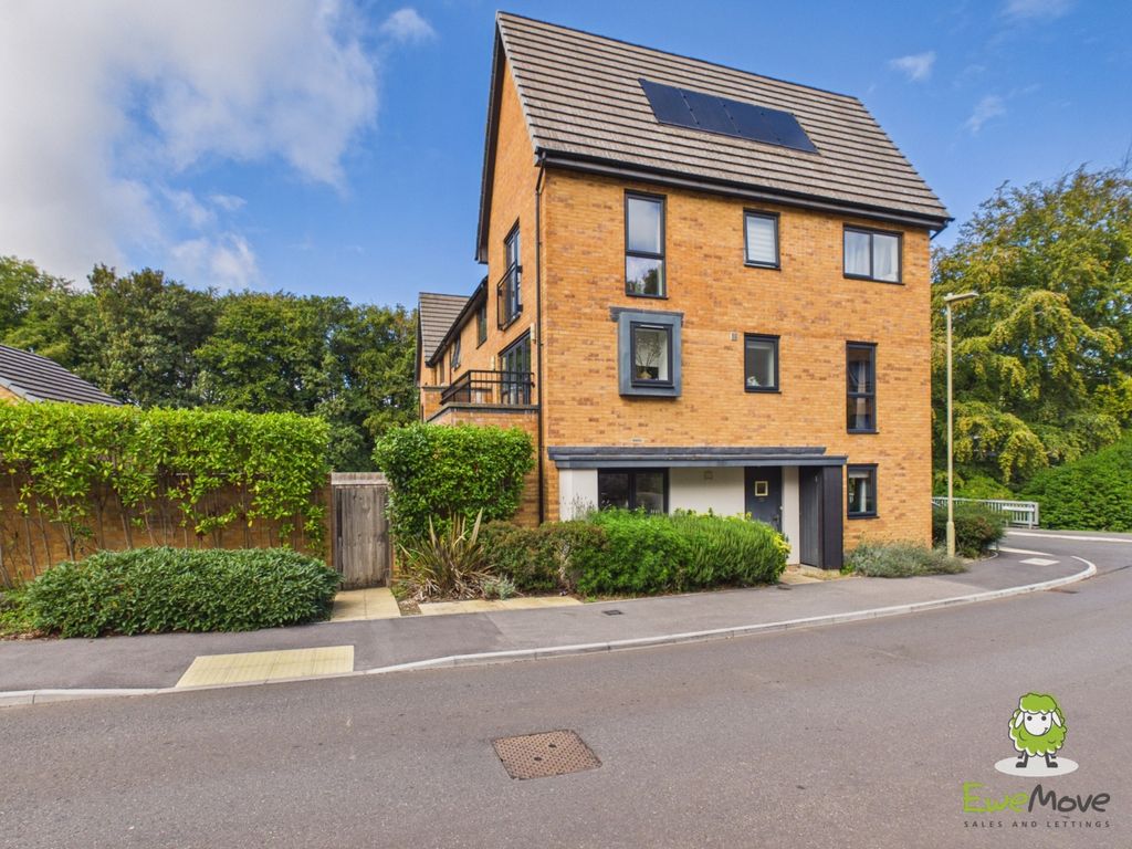 Property photo 2 of 16 Ewemove Estate Agents Basingstoke - Divot Way