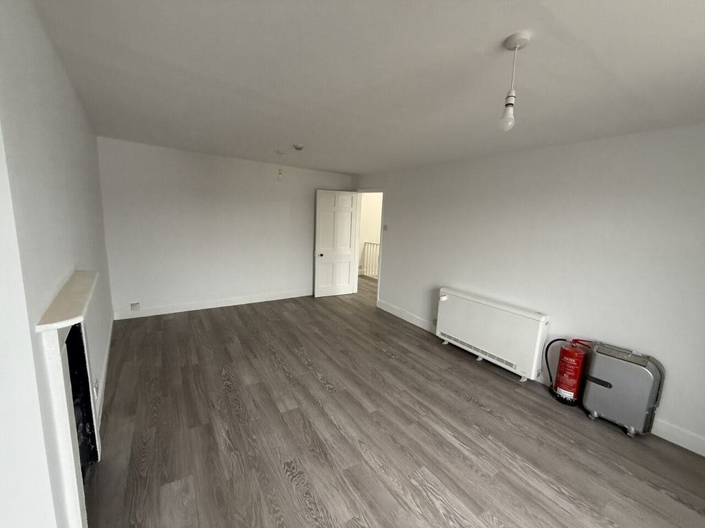 Property photo 3 of 7 588.Jpg