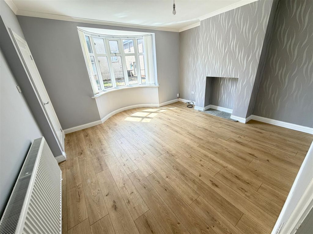 Property photo 3 of 16 Lounge