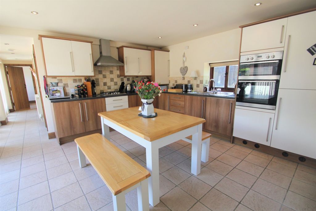 Property photo 3 of 9 Kitchen