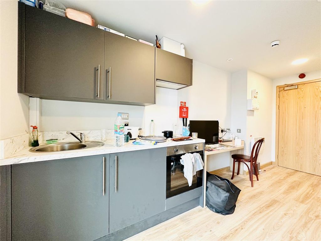 Property photo 3 of 17 Kitchen