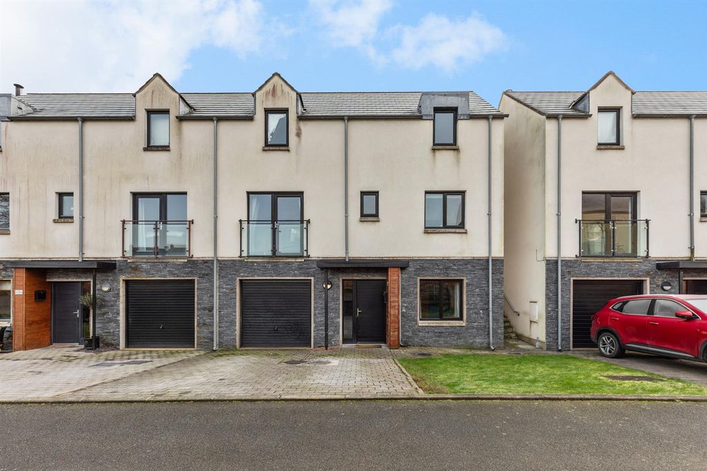 Property photo 1 of 29 12 Birch Lane 07.Jpg