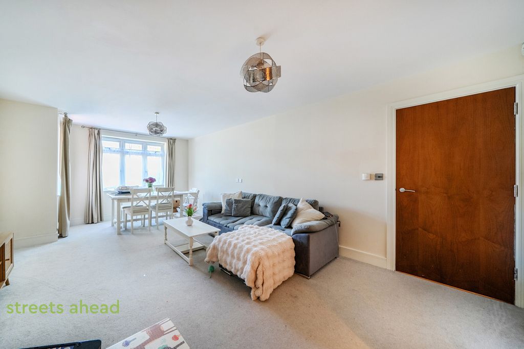 Property photo 2 of 17 ce19A226-077c-4c8...