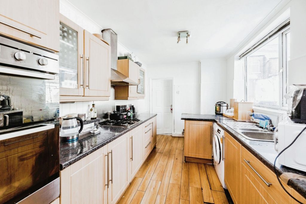 Property photo 3 of 10 Kitchen