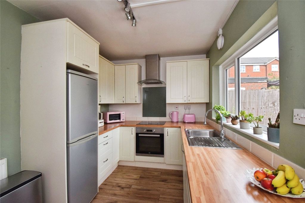 Property photo 3 of 19 Kitchen