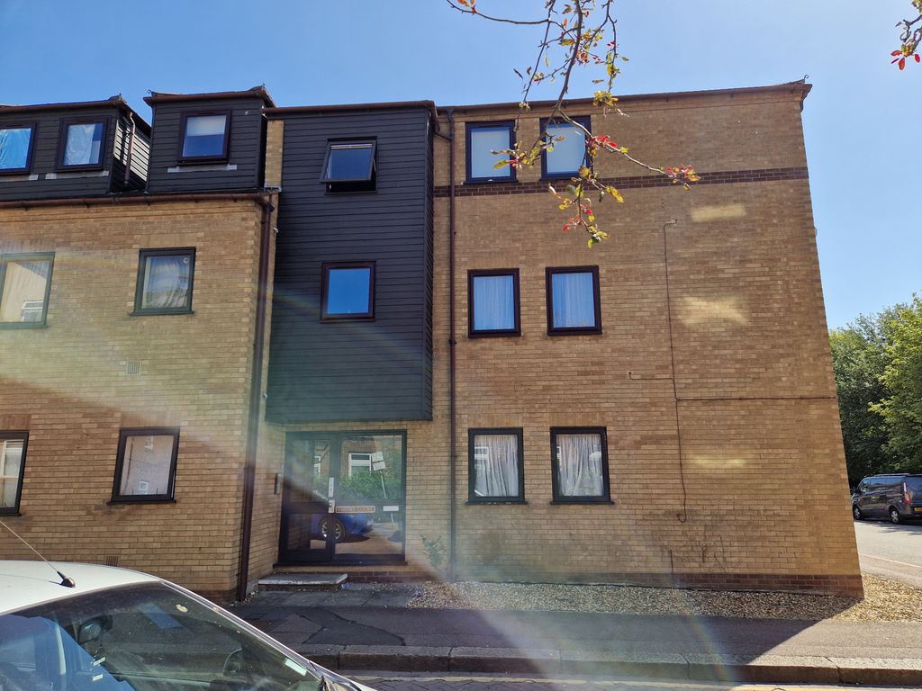 Property photo 1 of 8 Gadsby Court Wellington Street, Luton