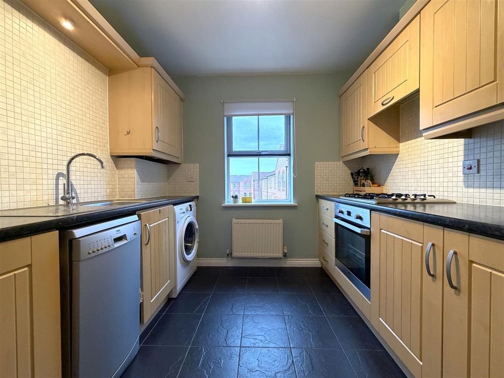 Property photo 2 of 12 Modern Fitted Kitchen412