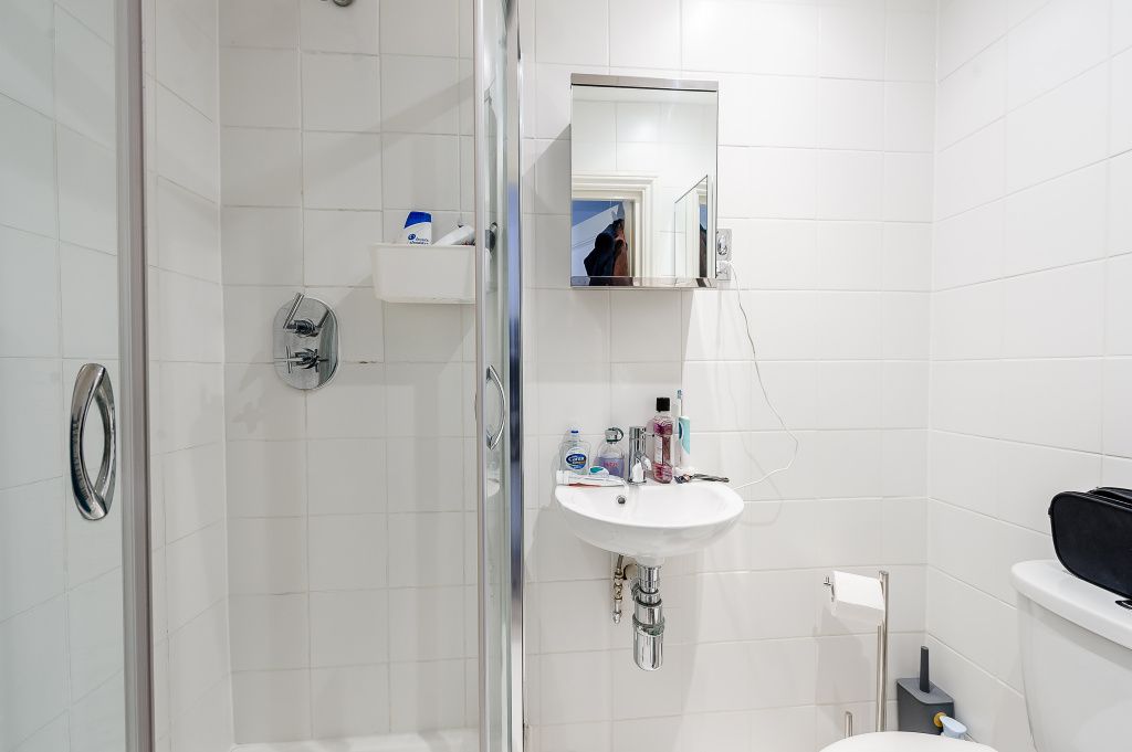 Property photo 2 of 9 Bathroom 1