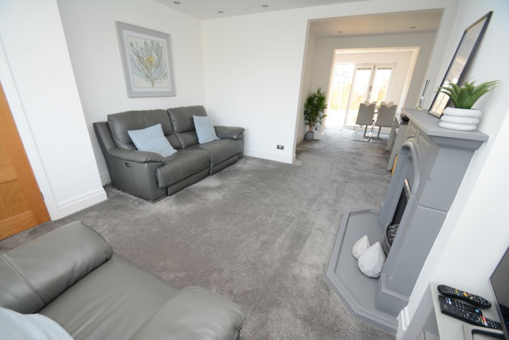 Property photo 2 of 15 Lounge
