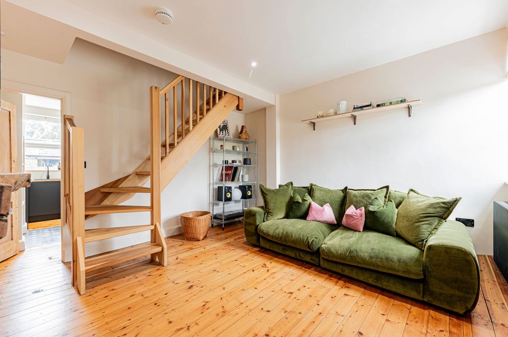 Property photo 2 of 36 Living Room (1)