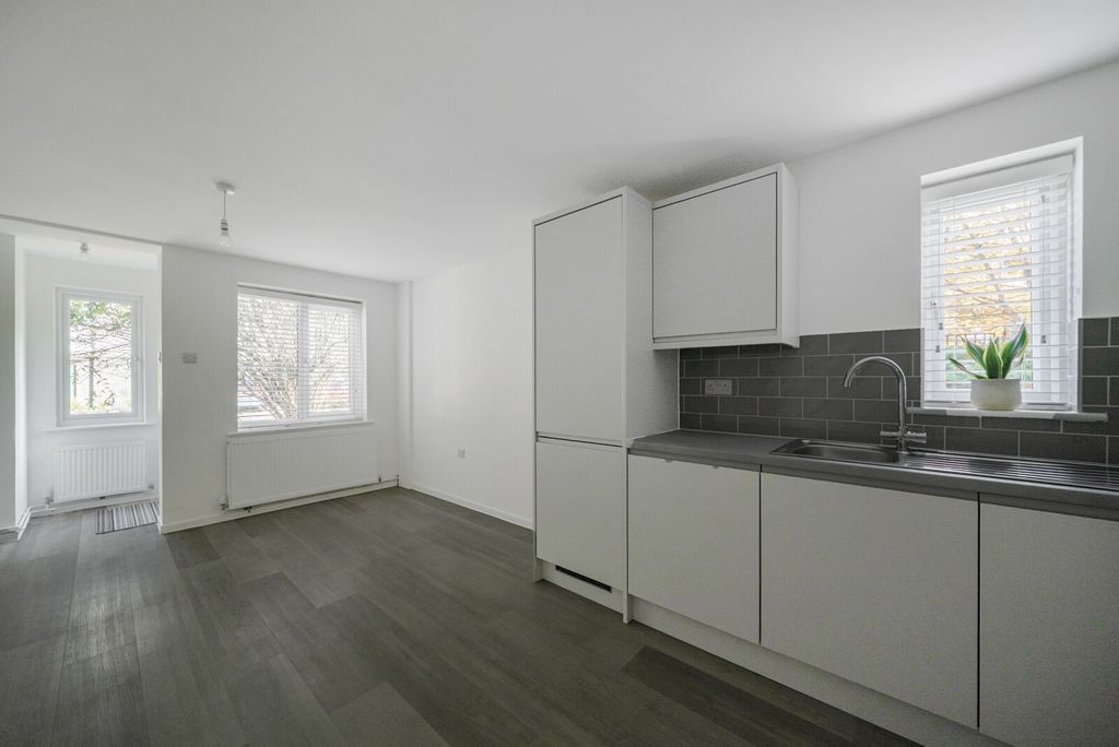 Property photo 3 of 17 1380340-8-690Dfa4...