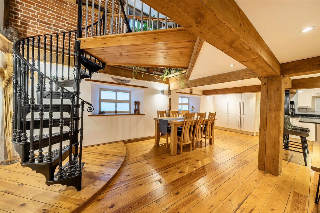 Property photo 3 of 17 Dining Area