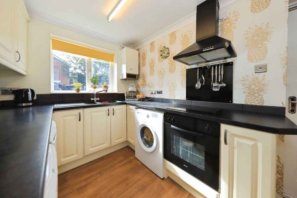 Property photo 3 of 12 Fitted Kitchen