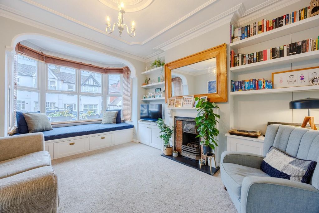 Property photo 3 of 29 Lounge