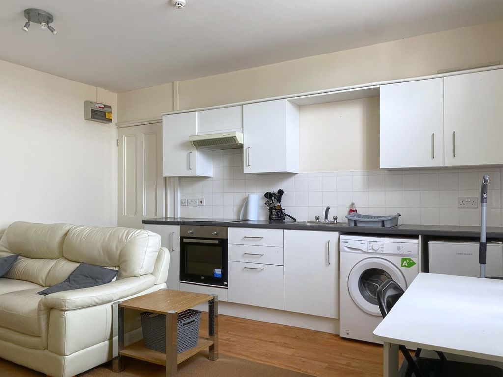 Property photo 3 of 14 Lounge Kitchen