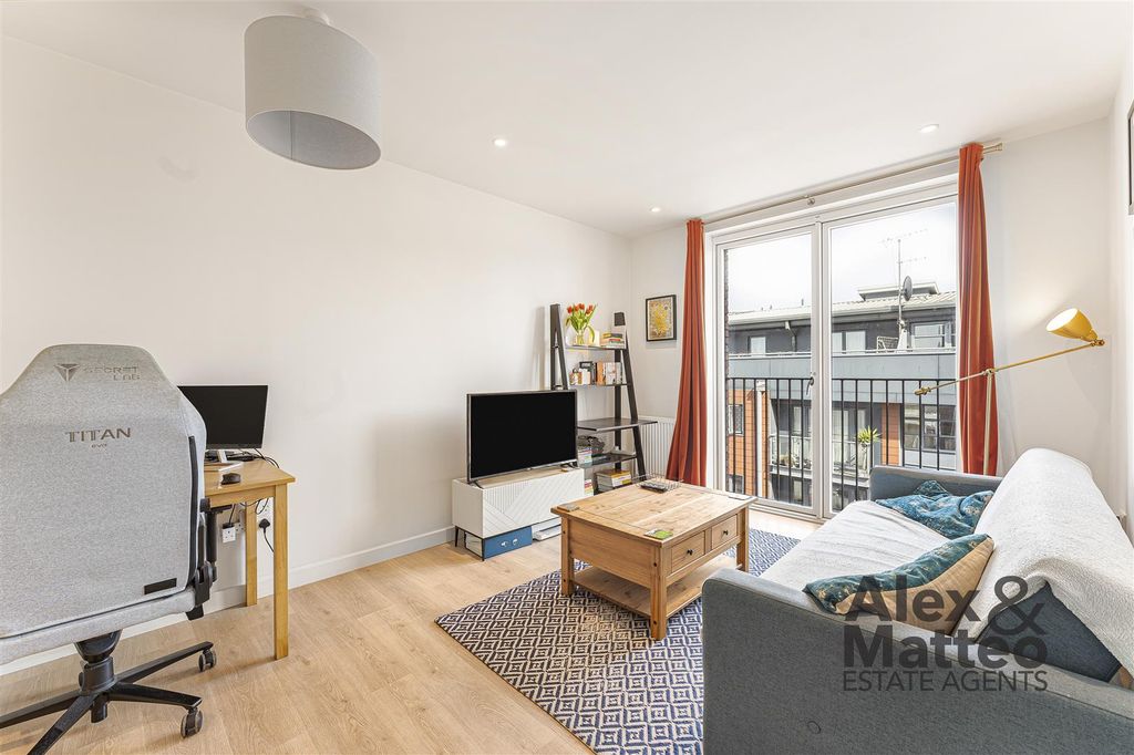 Property photo 3 of 21 Varcoe Road