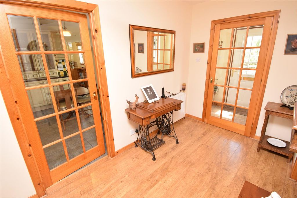 Property photo 3 of 47 Entrance Hall