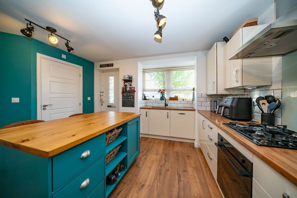 Property photo 3 of 27