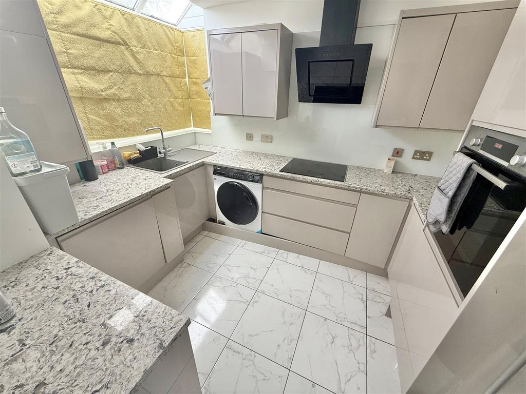 Property photo 3 of 10 Kitchen Area