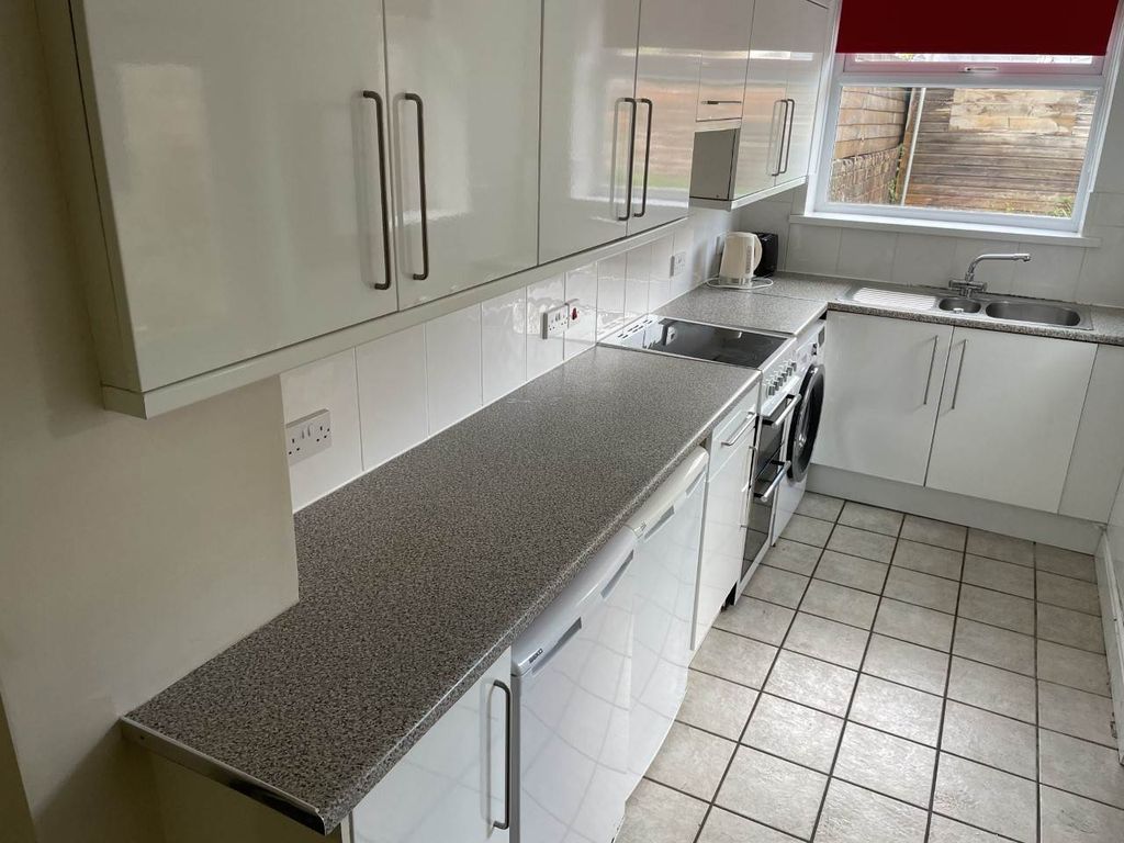 Property photo 1 of 17 16 Kitchen 2