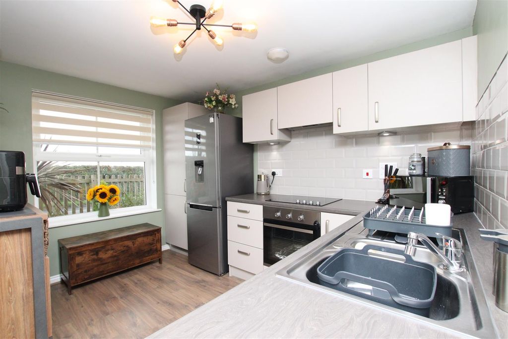 Property photo 3 of 18 Kitchen.Jpg