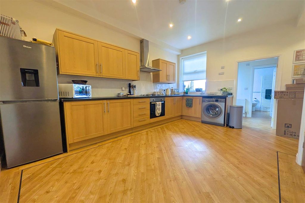 Property photo 2 of 8 Kitchen