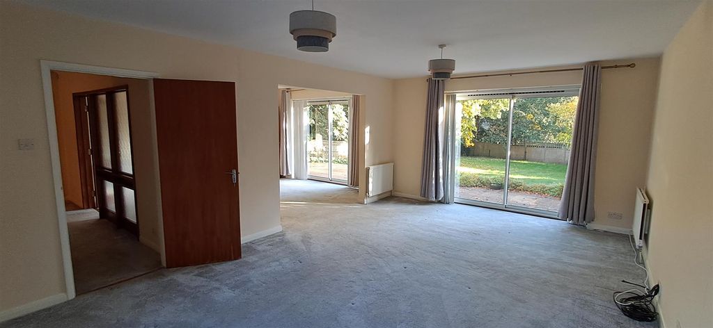 Property photo 2 of 18 Lounge