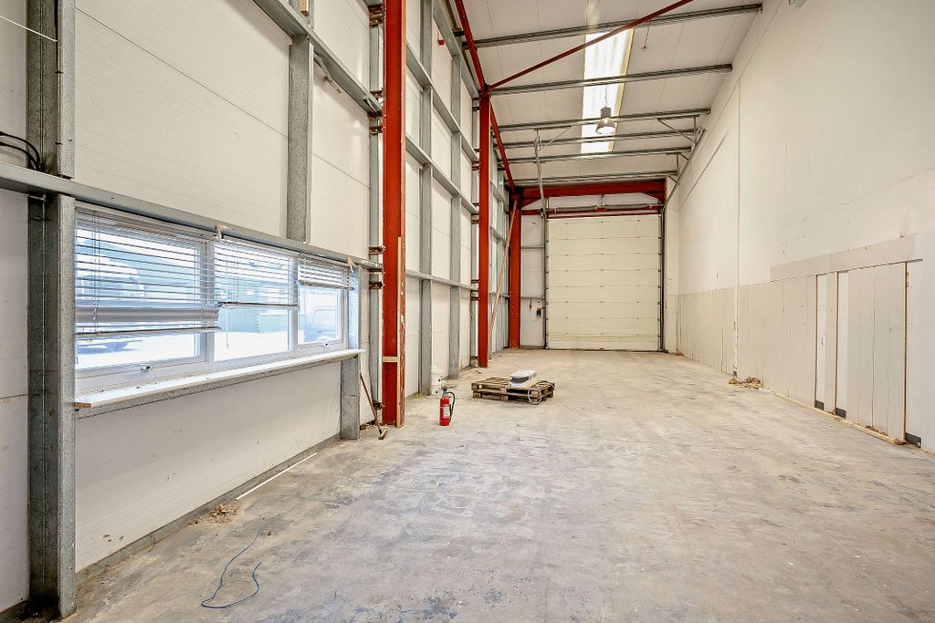 Property photo 3 of 12 8593399-Interior01-800