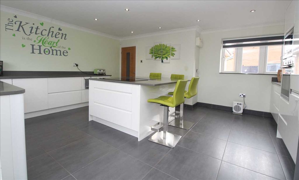 Property photo 2 of 18 Feature Photos