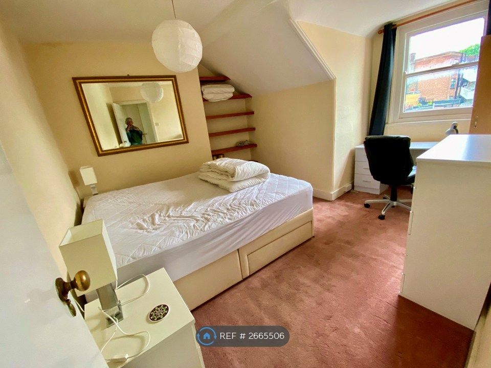 Property photo 3 of 8 Bedroom With Study Corner