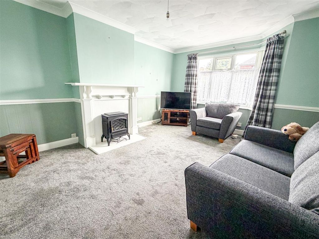 Property photo 3 of 20 Lounge