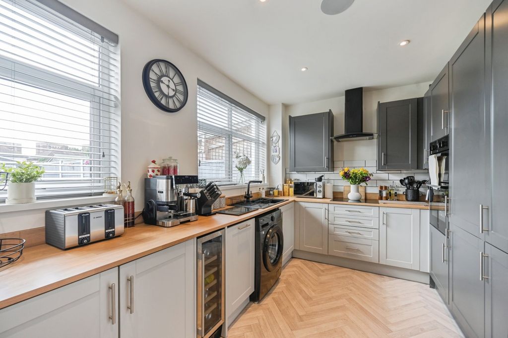 Property photo 3 of 17 Photo