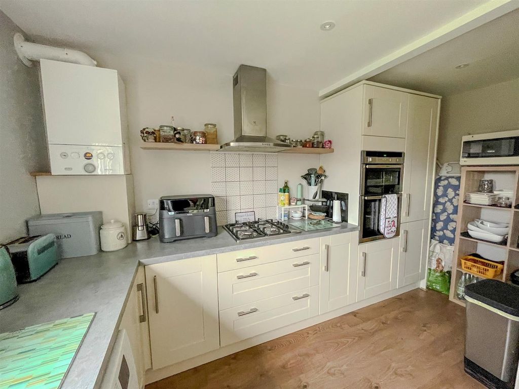 Property photo 3 of 14 Kitchen