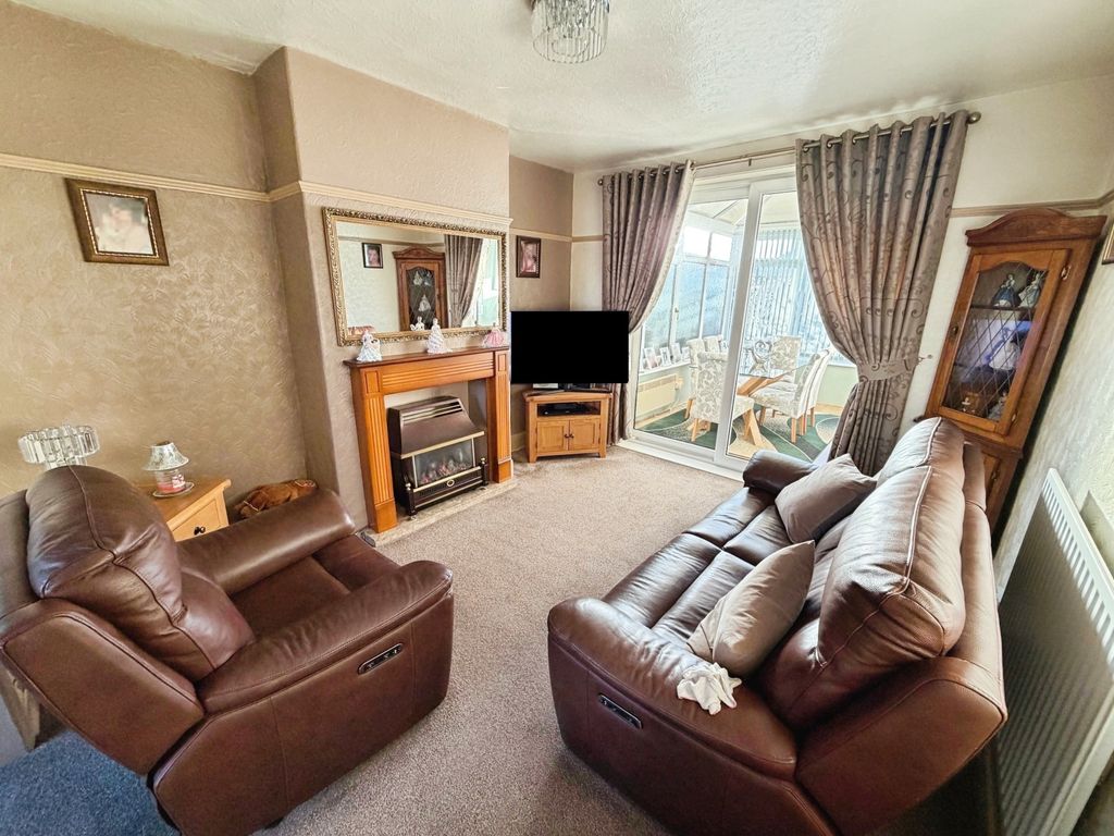 Property photo 3 of 15 Lounge